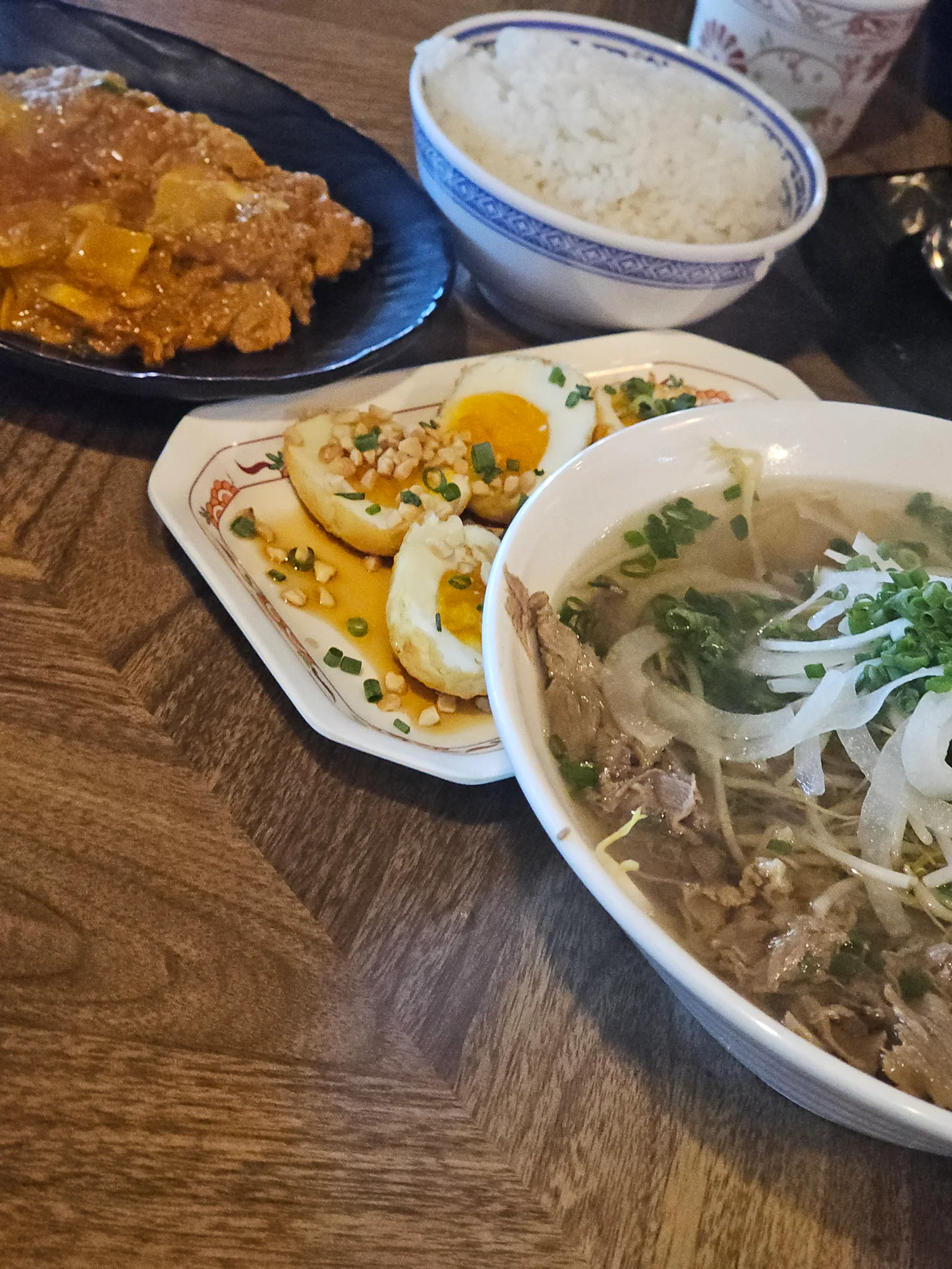 밥과 커리, 계란 요리와 쌀국수를 가까이 찍은 사진