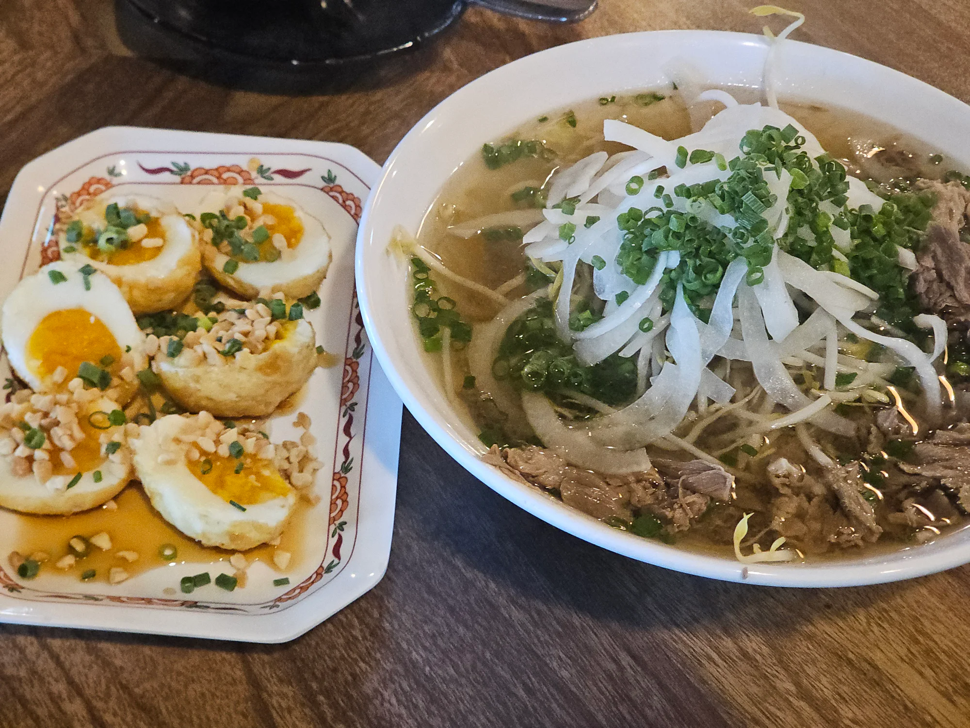 쌀국수 옆에 놓인 반으로 자른 계란 요리